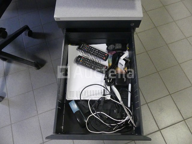 2 bureaus en bureaustoelen - afbeelding 11 van  19