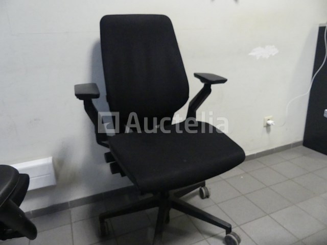 2 bureaus en bureaustoelen - afbeelding 1 van  19