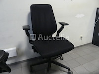 2 bureaus en bureaustoelen