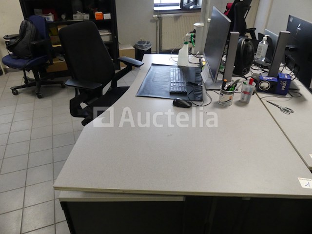 2 bureaus en bureaustoelen - afbeelding 12 van  19