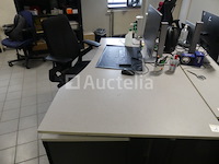 2 bureaus en bureaustoelen - afbeelding 12 van  19