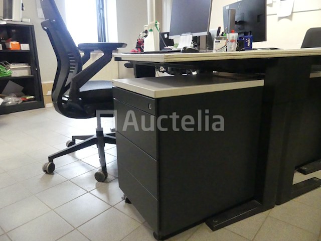 2 bureaus en bureaustoelen - afbeelding 13 van  19