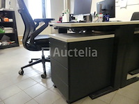 2 bureaus en bureaustoelen - afbeelding 13 van  19