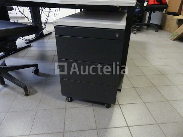 2 bureaus en bureaustoelen - afbeelding 14 van  19