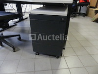 2 bureaus en bureaustoelen - afbeelding 14 van  19