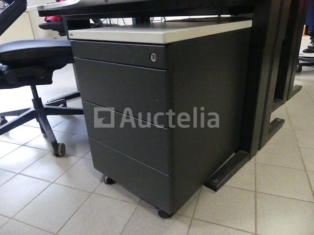 2 bureaus en bureaustoelen - afbeelding 15 van  19