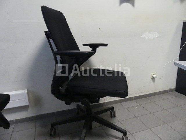 2 bureaus en bureaustoelen - afbeelding 16 van  19