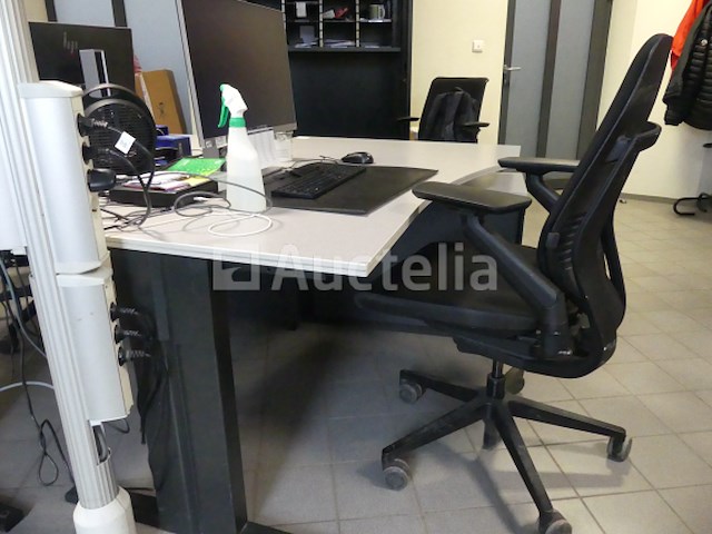 2 bureaus en bureaustoelen - afbeelding 17 van  19