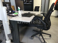 2 bureaus en bureaustoelen - afbeelding 17 van  19