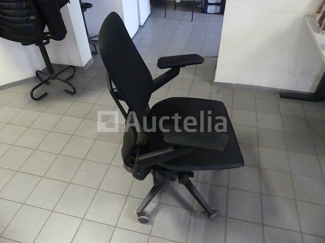 2 bureaus en bureaustoelen - afbeelding 1 van  7