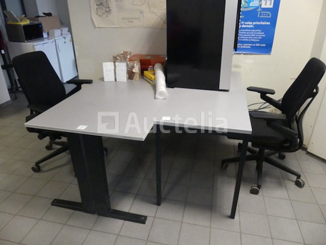 2 bureaus en bureaustoelen - afbeelding 2 van  7