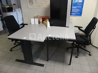 2 bureaus en bureaustoelen - afbeelding 2 van  7