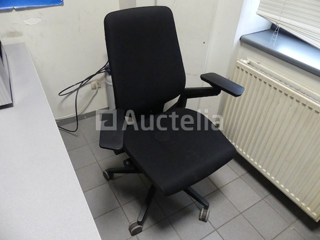 2 bureaus en bureaustoelen - afbeelding 3 van  7