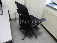 2 bureaus en bureaustoelen - afbeelding 4 van  7