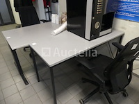 2 bureaus en bureaustoelen - afbeelding 5 van  7