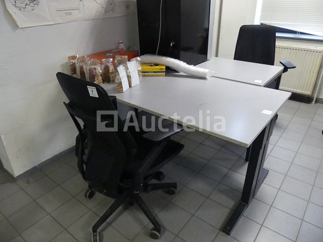 2 bureaus en bureaustoelen - afbeelding 6 van  7