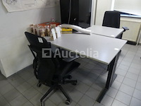 2 bureaus en bureaustoelen - afbeelding 6 van  7
