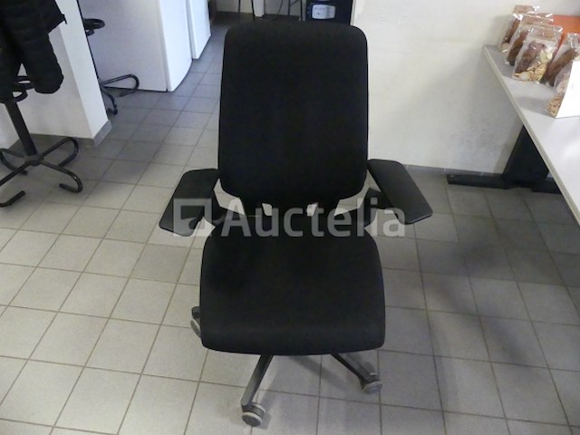 2 bureaus en bureaustoelen - afbeelding 7 van  7