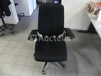 2 bureaus en bureaustoelen - afbeelding 7 van  7