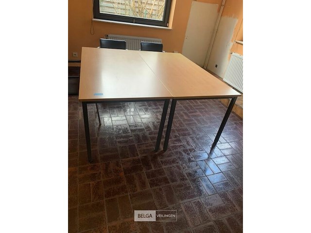 2 bureeltafels en 3 stoelen en whiteboard - afbeelding 1 van  4