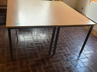 2 bureeltafels en 3 stoelen en whiteboard - afbeelding 1 van  4