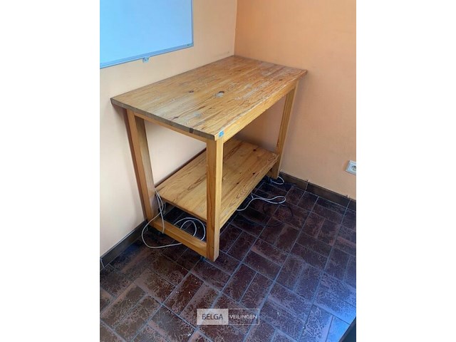 2 bureeltafels en 3 stoelen en whiteboard - afbeelding 2 van  4