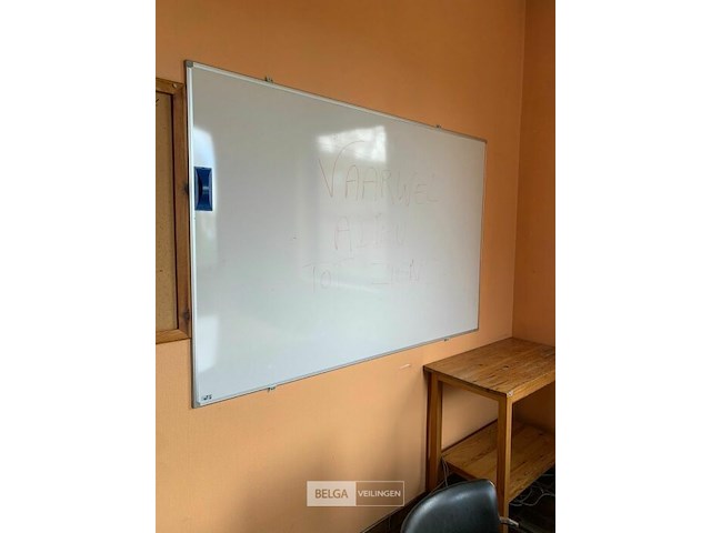 2 bureeltafels en 3 stoelen en whiteboard - afbeelding 3 van  4