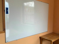 2 bureeltafels en 3 stoelen en whiteboard - afbeelding 3 van  4