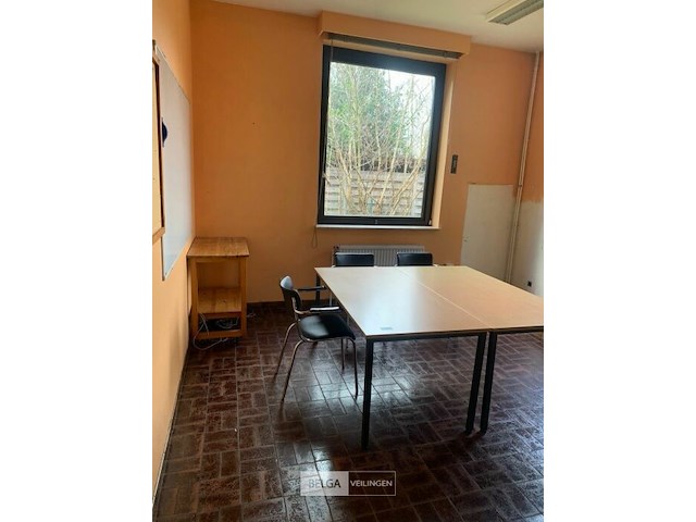 2 bureeltafels en 3 stoelen en whiteboard - afbeelding 4 van  4