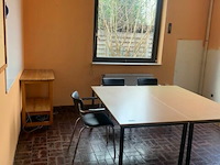 2 bureeltafels en 3 stoelen en whiteboard - afbeelding 4 van  4