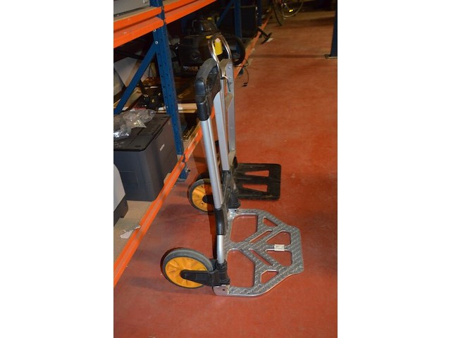 2 campingstoelen, 3 plooibare steekwagens, campingvuurtje - afbeelding 2 van  10