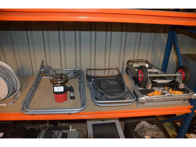 2 campingstoelen, 3 plooibare steekwagens, campingvuurtje - afbeelding 1 van  10