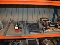 2 campingstoelen, 3 plooibare steekwagens, campingvuurtje - afbeelding 1 van  10