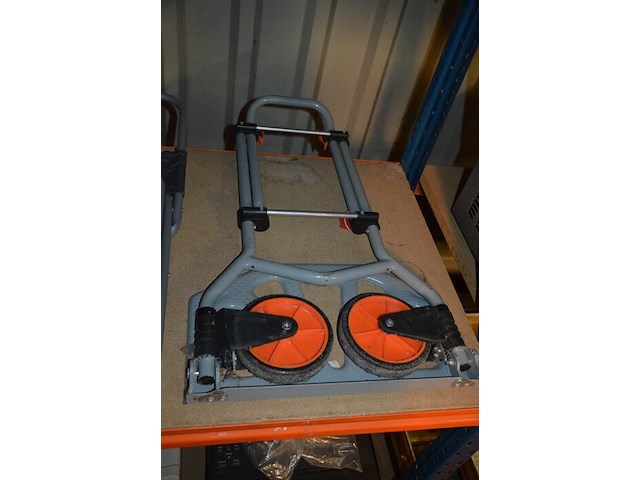 2 campingstoelen, 3 plooibare steekwagens, campingvuurtje - afbeelding 3 van  10