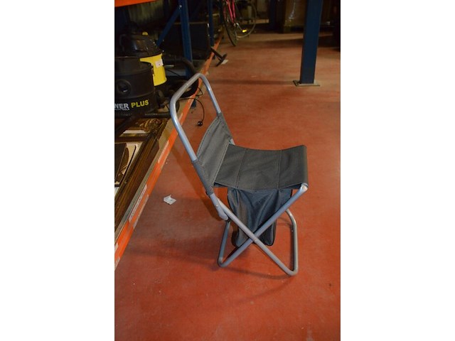 2 campingstoelen, 3 plooibare steekwagens, campingvuurtje - afbeelding 9 van  10