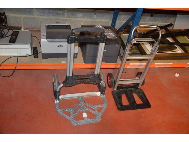 2 campingstoelen, 3 plooibare steekwagens, campingvuurtje - afbeelding 10 van  10