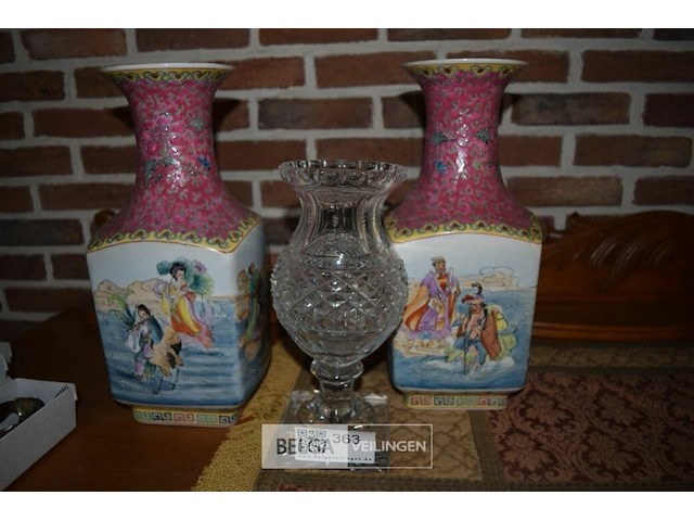 2 chinese vazen en 1 kristallen vaas - afbeelding 1 van  4