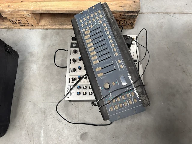 2 controllers showtec/denon - afbeelding 1 van  5