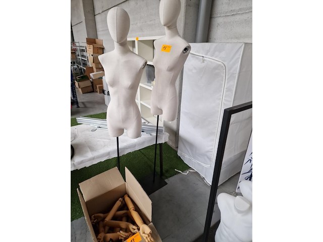 2 damesbustes op voet - afbeelding 1 van  5