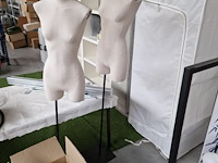 2 damesbustes op voet