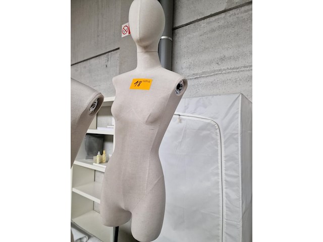 2 damesbustes op voet - afbeelding 2 van  5