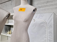 2 damesbustes op voet - afbeelding 2 van  5