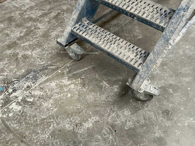 2 delig mobiel werkplatform - afbeelding 7 van  12