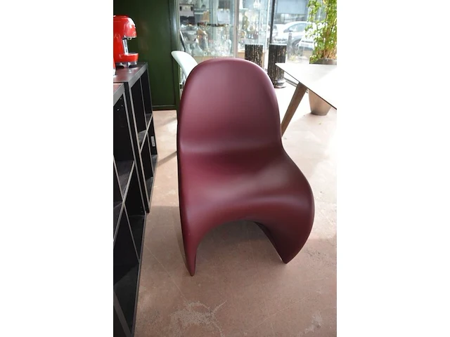 2 design stoelen panton chairs vitra uit polypropyleen in soft mint en bordeaux, oranje eames plastic chair vitra met zwart gepoedercoat draadonderstel met kruisschoren, zwarte kunststof standard vitra stoel met stalen onderstel ontworpen door jean prouve - afbeelding 2 van  13