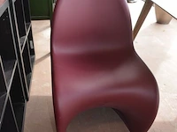 2 design stoelen panton chairs vitra uit polypropyleen in soft mint en bordeaux, oranje eames plastic chair vitra met zwart gepoedercoat draadonderstel met kruisschoren, zwarte kunststof standard vitra stoel met stalen onderstel ontworpen door jean prouve - afbeelding 2 van  13
