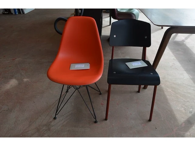 2 design stoelen panton chairs vitra uit polypropyleen in soft mint en bordeaux, oranje eames plastic chair vitra met zwart gepoedercoat draadonderstel met kruisschoren, zwarte kunststof standard vitra stoel met stalen onderstel ontworpen door jean prouve - afbeelding 3 van  13