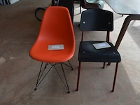 2 design stoelen panton chairs vitra uit polypropyleen in soft mint en bordeaux, oranje eames plastic chair vitra met zwart gepoedercoat draadonderstel met kruisschoren, zwarte kunststof standard vitra stoel met stalen onderstel ontworpen door jean prouve - afbeelding 3 van  13