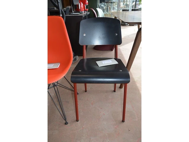 2 design stoelen panton chairs vitra uit polypropyleen in soft mint en bordeaux, oranje eames plastic chair vitra met zwart gepoedercoat draadonderstel met kruisschoren, zwarte kunststof standard vitra stoel met stalen onderstel ontworpen door jean prouve - afbeelding 4 van  13