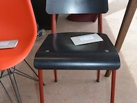 2 design stoelen panton chairs vitra uit polypropyleen in soft mint en bordeaux, oranje eames plastic chair vitra met zwart gepoedercoat draadonderstel met kruisschoren, zwarte kunststof standard vitra stoel met stalen onderstel ontworpen door jean prouve - afbeelding 4 van  13