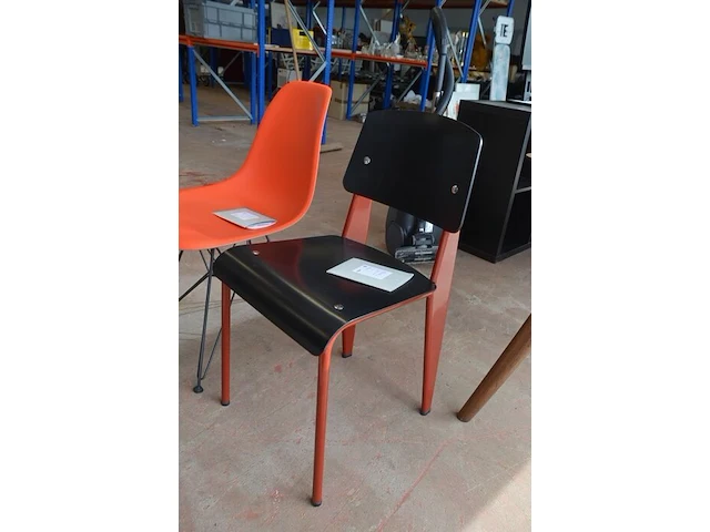 2 design stoelen panton chairs vitra uit polypropyleen in soft mint en bordeaux, oranje eames plastic chair vitra met zwart gepoedercoat draadonderstel met kruisschoren, zwarte kunststof standard vitra stoel met stalen onderstel ontworpen door jean prouve - afbeelding 5 van  13